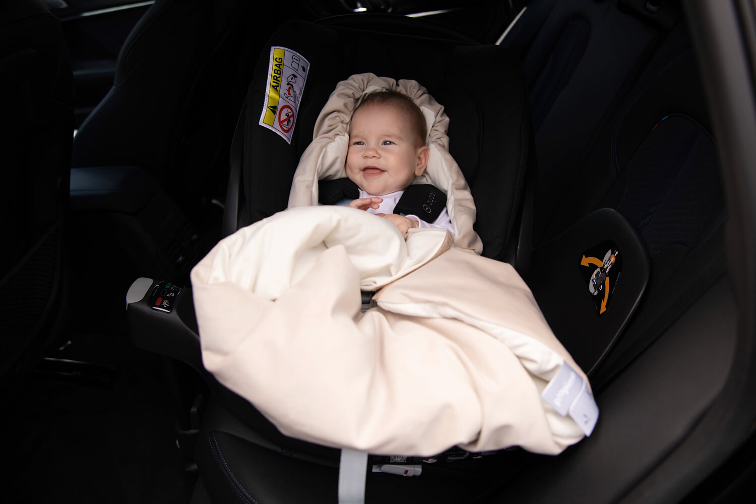 Otulacz-do-fotelika-samochodowego-i-gondoli-bezowy.piapimo.jpg