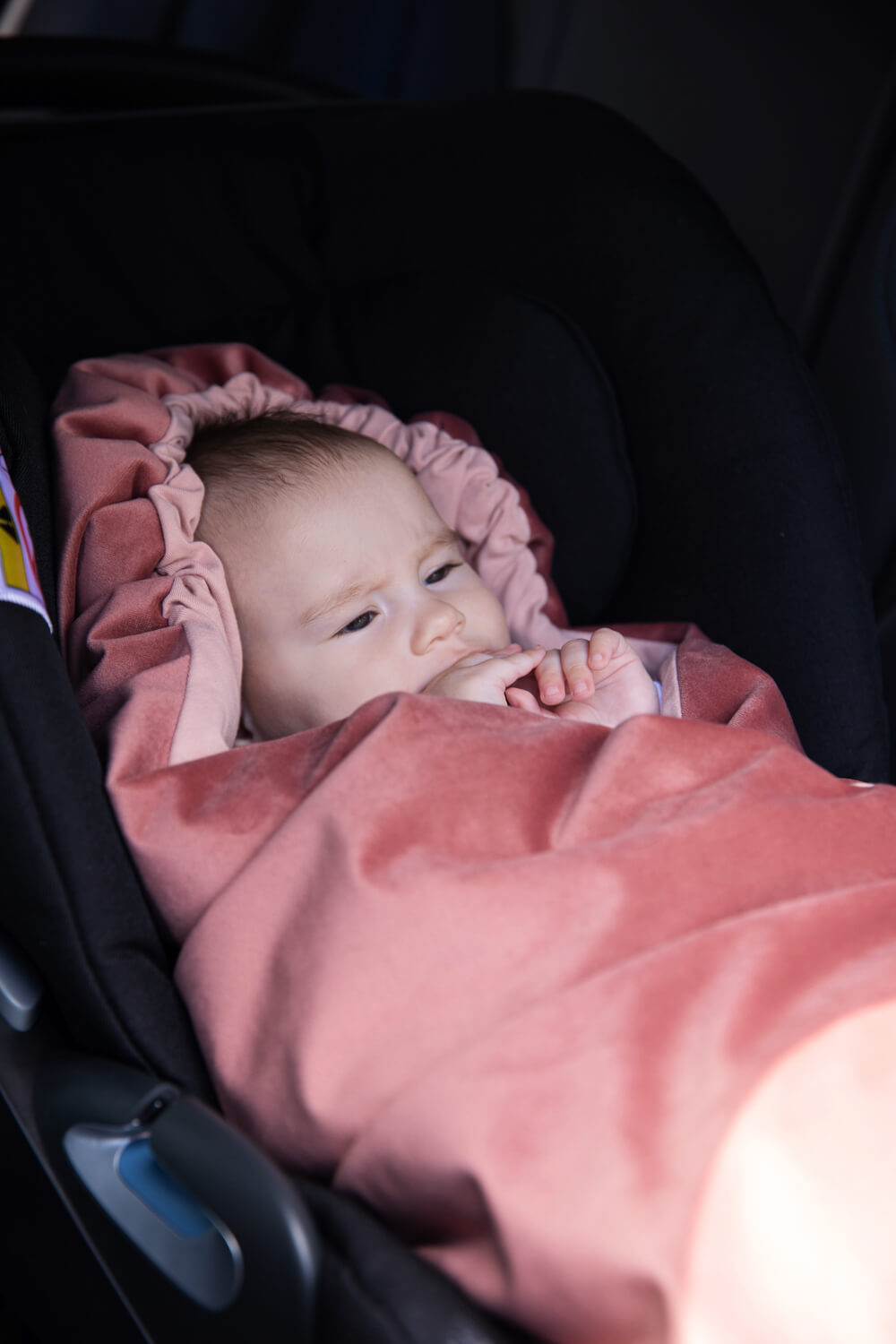 Otulacz do fotelika samochodowego i gondoli różowy.piapimo.jpg