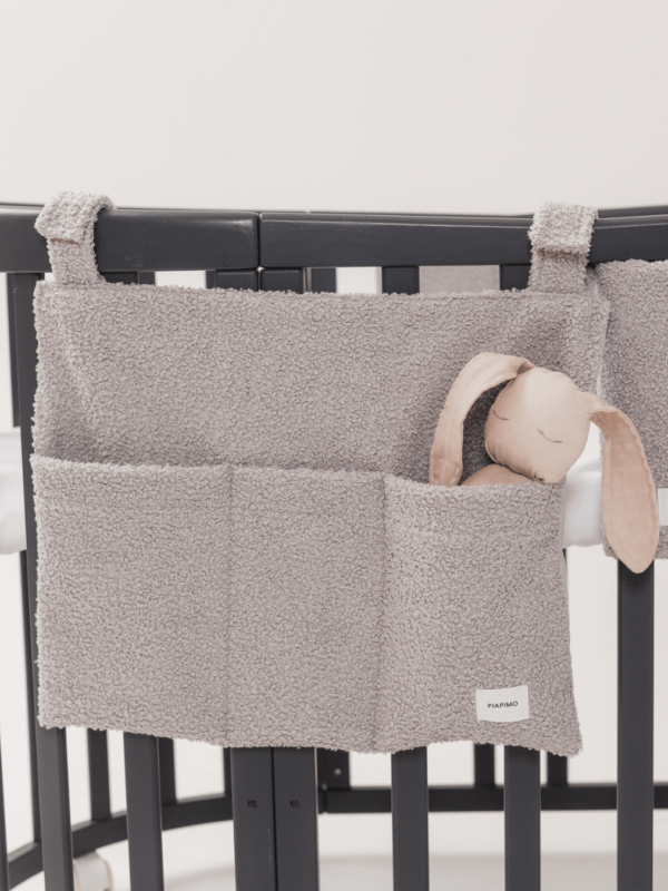 Dou Dou Pierwsza Przytulanka Gwaizdka. Pierwsza przytulanka Piapimo doudou dla Maluszka powstała przy współpracy z doświadczonym certyfikowanym konsultantem snu Joanną Tunkiewicz z Care Baby W trosce o sen Twojego dziecka, by gromadząc pełną wiedzę z psychologii, doświadczeń specjalistów, rodziców, wspomagać Maluszki i ich rodziców w zasypianiu💛 Przytulanka chłonie zapachy, które budzą pozytywne skojarzenia. Są to zapachy mamy i mleka. Zaspokaja potrzebę bliskości i stabilności, daje wsparcie podczas zasypiania. Daje poczucie bezpieczeństwa i uspokaja. Przytulanka pozbawiona jest elementów sensorycznych, które mogą rozbudzić Maluszka podczas rytuału zasypiania, który stworzysz. Wykonana jest ręcznie z delikatnej, przewiewnej, naturalnej certyfikowanej bawełny satynowej (OEKO TEX Standard 100), która zapewnia bezpieczeństwo w bezpośrednim kontakcie z delikatną skórą dziecka. Przytulanka idealnie wspomaga spokojne zasypianie dziecka. Celowo nie posiada dodatkowych elementów, które mogłyby rozpraszać dziecko podczas zasypiania. Przytulanka potrafi chłonąć Twój zapach. Śpij z nią jeszcze zanim Twój Maluszek wyjrzy na świat. Kiedy potem na chwilkę się oddalisz, przytulanka sprawi, że Twój Skarb wciąż będzie czuł Twoją bliskość. Przytulanka Gwiazdka nasiąkając zapachem rodzica, spowoduje że dziecko zawsze będzie czuło się bezpiecznie. Wielkość każdej przytulanki jest idealna dla małych rączek dziecka.